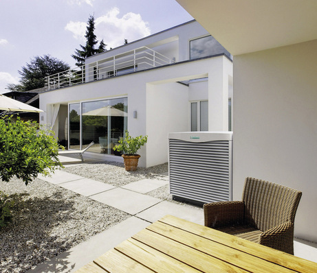 Die Aufstellung der Außeneinheit einer Wärmepumpe sollte auch immer in Bezug auf akustische Einflüsse gewählt werden