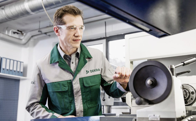 Probenfertigung im Dekra-Werkstofflabor