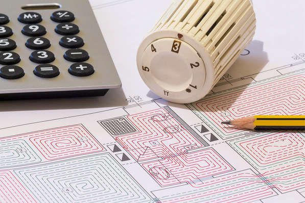 Zur Nachrechnung des hydraulischen Abgleichs einer Fußbodenheizung sind nicht immer umfangreiche Pläne vorhanden. Trotzdem sollte man eine grundsätzliche Auslegung nicht scheuen. Anschließend kann man die Feinheiten einem klugen System überlassen