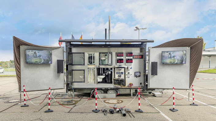 Anschaulich demonstriert wird die Notwendigkeit des Brandschutzes durch das Geberit Brandlabor