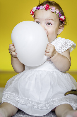 Wir können natürlich nicht erkennen, ob die Kleine 
gerade an den Gasgesetzen feilt, es sieht aber so aus. Lesen Sie hier Konkretes