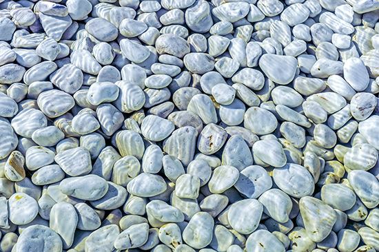 So wie jeder dieser Kieselsteine aus diesem klaren Bachlauf sich 
glitschig anfühlt, weist auch jede Trinkwasserleitung kurz nach der 
Inbetriebnahme einen Biofilm auf. Lesen Sie mehr darüber