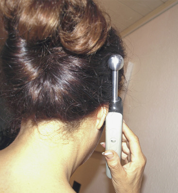 Das sieht nur ganz entfernt wie ein uraltes Handy mit Kinderschutzantenne aus. Es ist ein kapazitives Messgerät und wird zur Leckortung eingesetzt