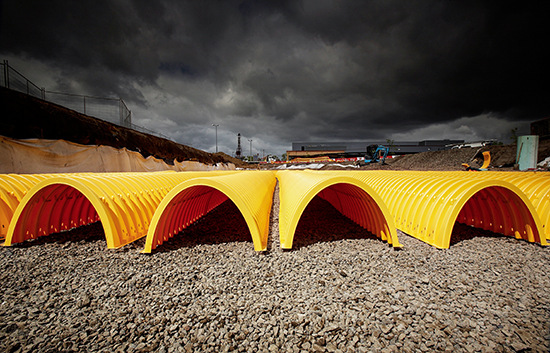 Auch Starkniederschläge sollen dezentral versickert oder verzögert abgeleitet werden, so will es das Wasserhaushaltsgesetz. Um große Volumenströme unterirdisch zwischenzuspeichern, sind Birco-Rigolentunnel von Stormtech ideal geeignet. 