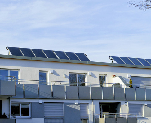 Thermische Solarkollektoren, aber eben auch mächtige Angriffsflächen für Sturmesbrausen