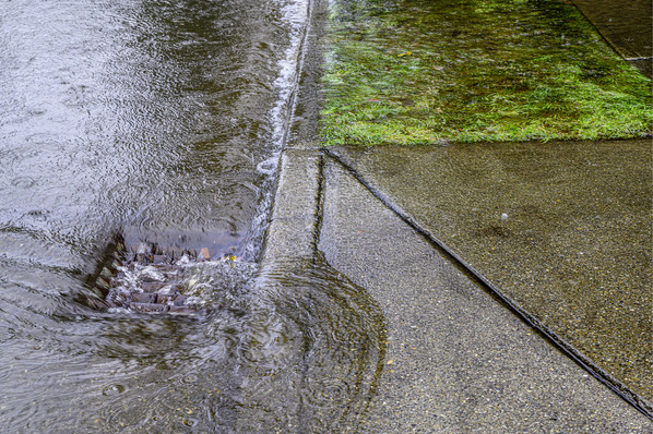 Kommt nach einer Dürreperiode der ersehnte Regen, kann der durchgetrocknete Boden die Wassermenge kaum aufnehmen. Regenspeicher mit zeitversetztem Überlauf und andere Retentionsmaßnahmen sind dann hilfreich.