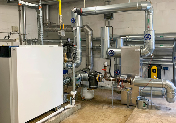 Einbau in der beschriebenen 380-kW-Anlage (rechts im Bild, mit gelb-schwarzem Deckel)