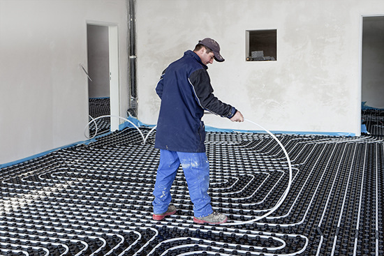 Das Verlegen einer Fußbodenheizung ist die eine Sache. Aber wie sieht es aus mit den Einflüssen der einzelnen Komponenten und Betriebsparameter?