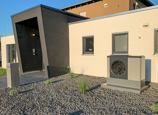 Eine Luft/Wasser-Wärmepumpe in Monoblockbauweise kann eine gute Lösung zur Wärmeenergieversorgung eines Wohnhauses sein.