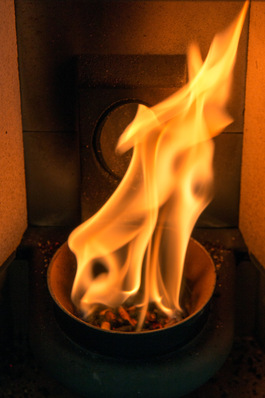 Wenn ein alter Kaminofen ausgetauscht wird, nutzen viele Eigenheimbesitzer den Wechsel für ein Komfort-Upgrade und entscheiden sich für einen vollautomatischen Pelletkaminofen, der alle Grenzwerte problemlos einhält. Da der aufwendige Umgang mit Holzscheiten entfällt, wird das Heizen deutlich komfortabler.