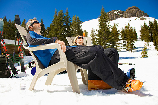 Umgebungstemperatur und Empfindungstemperatur können ­unterschiedliche Werte haben, wie an den sonnenbadenden Winterurlaubern deutlich wird. Dieses Prinzip macht sich ein Dunkelstrahler zunutze. Lesen Sie wie