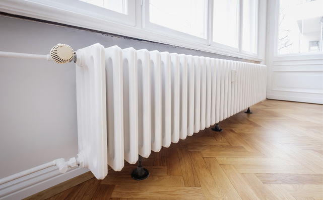 Eine relativ dünne 15er-Leitung zu einem Heizkörper dieser Größe lässt auf eine ursprünglich hohe Auslegung der Vorlauftemperatur schließen. Warum, lesen Sie in diesem Bericht.