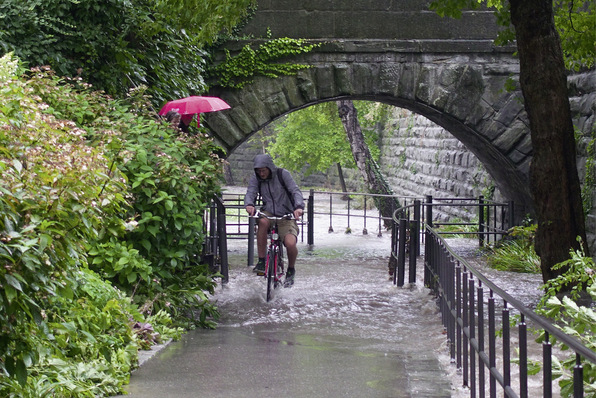﻿Überflutung eines Fuß- und Radwegs nach Starkregen am 19.08.2022 in der Innenstadt von Überlingen/Bodensee. Rückstau und Überflutung sind unterschiedliche Phänomene, auch wenn beides typischerweise bei Starkregen auftritt.