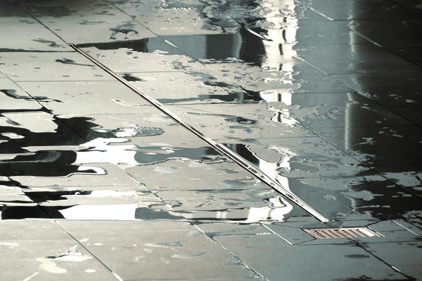 Entwässerungslösungen im Bodenbereich müssen sach- und fachgerecht geplant und ausgeführt werden, um eine optimale Funktionsweise über einen langen Zeitraum gewährleisten zu können.