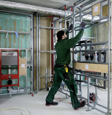 Auf der Baustelle werden die Sanitärwände und Schächte nur noch ausgerichtet und am Baukörper fixiert, bevor die Rohrleitungen miteinander verbunden werden können.