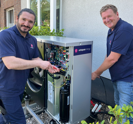 Zwei Profis bei der Arbeit. Hier der Autor dieses Beitrags Kushtrim Hetemi (links) und sein Kollege Falko Lenz der als Elektrikermeister die Installationsarbeiten begleitet.