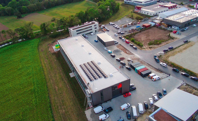 Luftbild des Betriebsgeländes der Ing. G. Werr & S. Ludwig GmbH im Gewerbegebiet Niederwiesen der Stadt Bräunlingen. Das Regenwasser der drei Dachflächen wird im Regenspeicher ­gesammelt und genutzt, der Überlauf unterirdisch versickert.