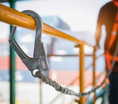 Private Helfer sollten auf einer Baustelle in jeder Hinsicht abgesichert sein.