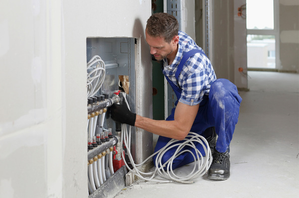 Auf dem Weg zur vollendeten Fußbodenheizung. Bis es so weit ist, gibt es viel zu koordinieren. Lesen Sie mehr in diesem Bericht.