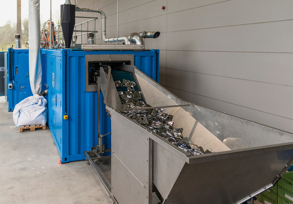 Anfang des Jahres wurde beim Sanitärtechnikhersteller Hansgrohe eine eigens konzipierte Anlage zur Entschichtung verchromter Kunststoffbauteile durch Schockwellenbehandlung in Betrieb genommen.