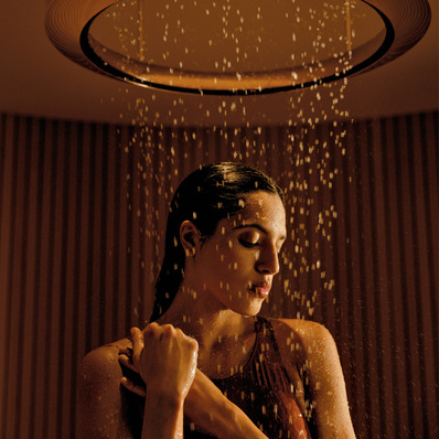 Bei einer Erlebnisdusche sind die Beschaffenheit des Wassers und seine Darreichung entscheidend. Größe und Intensität der Wassertropfen spielen dabei eine essenzielle Rolle.