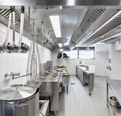 In gewerblichen Küchen muss die Raumlufttemperatur mindestens 18 °C betragen und darf im Rahmen des betrieblich Möglichen 26 °C nicht überschreiten. Mit Wärmerückgewinnung und einer zusätzlichen Wärmepumpe kann die Zuluft temperiert werden.