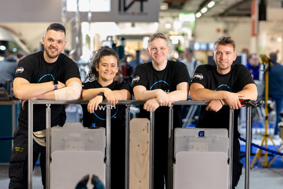 Von den SHK Innungen Frankfurt und Schweinfurt benannte Teilnehmer (von links nach rechts) Alexander Tödter, Stefanie Hahn, Patrick Howorka und Colin Cubr bei der Arbeit während des IWSH-Projekts „Plumbing Champions“ auf der ISH Frankfurt 2023.
