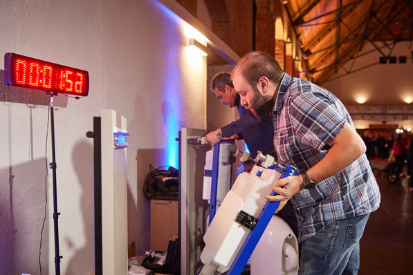 Einfach machen: Beim Duofix-Montagewettbewerb treten die Besucher im Wettlauf gegen die Zeit gegeneinander an.