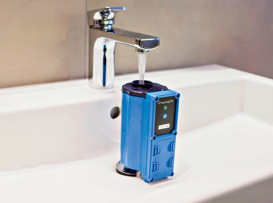 Warum lässt man wohl Trinkwasser durch eine blaue Röhre strömen?