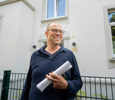 Ulrich Konen, Geschäftsführer der Lumitronic GmbH, setzt auf nachhaltige Energielösungen: Gemeinsam mit dem Hersteller Alpha Innotec-Deutschland GmbH stattete Lumitronic ein Mehrfamilienhaus in Meerbusch mit 14 individuellen, erdgekoppelten Wärmepumpensystemen aus.