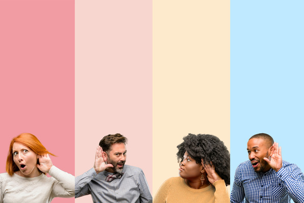 „Vier SHK-Fachkräfte in Arbeitskleidung, die aufmerksam einer Präsentation über innovative Heizsysteme lauschen, vor einem Hintergrund in den Farben der Gebäudetechnikbranche. - © Krakenimages.com - stock.adobe.com