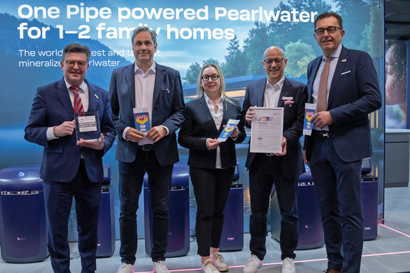 Die Zertifizierung für das ZVSHK-Qualitätszeichen erfolgt in einem öffentlichen Verfahren auf Grundlage transparenter Kriterien. Um Qualität, Sicherheit und Service auf stets aktuellem Standard zu zertifizieren wird die herstellerseitige Erfüllung der Kriterien regelmäßig evaluiert. 
ZVSHK-Präsident Michael Hilpert und Hauptgeschäftsführer Helmut Bramann gratulieren den BWT-Geschäftsführern Andreas Milich, Stefan Remmert und Monique Bissen zur Zertifizierung.