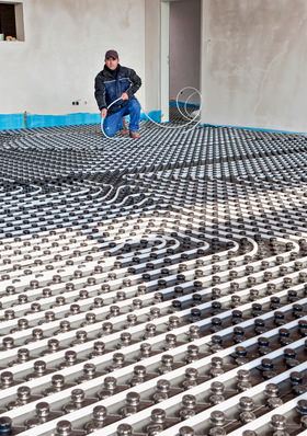 Eine Fußbodenheizung kann erstmal grundsätzlich auch zur ­Flächenkühlung herangezogen werden. Was es zu beachten gibt, lesen Sie in diesem Bericht.