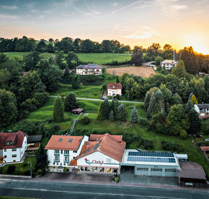 Die WOLF Hybridheizung im Gebäude des Handwerksbetriebs Christ ist eine Kombination aus einer solarunterstützten Wärmepumpe mit fossiler Brennwerttechnik