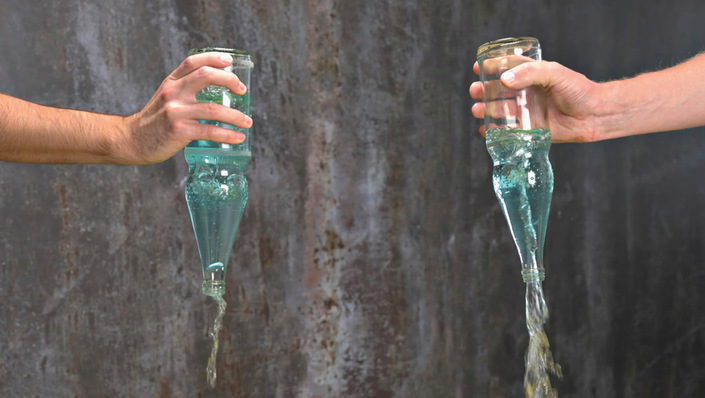 Das Prinzip der durchgehenden Luftsäule ­mittels Rotationsbeschleunigung, einfach ­erklärt anhand eines Versuchs mit zwei ­gefüllten Wasserflaschen: Durch Schwenken der Flasche entsteht eine sichtbare ­Luftsäule, der Ausströmvolumenstrom erhöht sich deutlich.