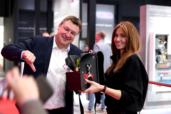 Sandra Hunke gewinnt ihre ISH-Wette gegen Stiebel Eltron-Unternehmenssprecher Henning Schulz: Sie schafft es, am ISH-Mittwoch 20 Fachhandwerkerinnen am Stand des Unternehmens zu versammeln.