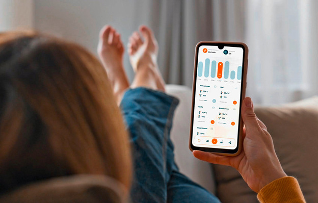 Gerne! Hier ist ein präziser, themenrelevanter Alt-Text für das beschriebene Bild im Kontext der Zielgruppe und des Fachmagazins: Optimierter Alt-Text: „Junger Monteur entspannt auf einer Couch und prüft per Smartphone-App die Heizungssteuerung seines Smart Homes.“ Dieser Text konzentriert sich auf die Verbindung zwischen Berufspraxis (Steuerung Gebäudetechnik via App), jugendlicher Zielgruppe, SHK-Handwerk sowie den Fachthemen Heizungstechnik und digitale Anwendungen. Bei Anpassungswunsch an weitere Details oder andere Schwerpunkte (z.B. Sanitärtechnik statt Heizung), bitte einfach melden!. - © Bild: Stockbusters (2024). Shutterstock. ID: 3440248231