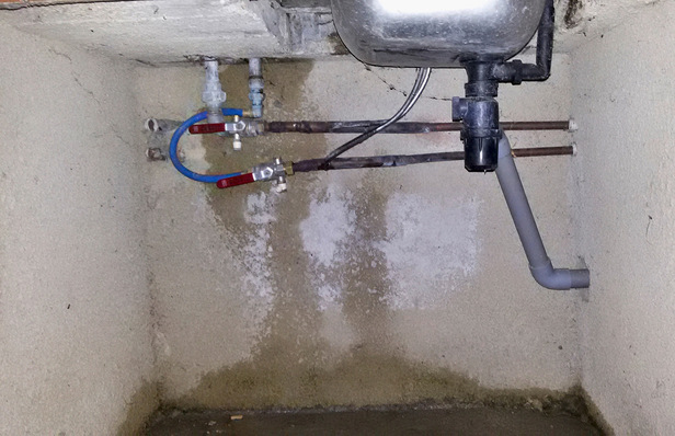 Gerne! Hier ist ein optimierter, themenrelevanter Alt-Text für das beschriebene Bild, passend zur Zielgruppe und zum Fachkontext: Optimierter Alt-Text: „Installierte Trinkwasserleitungen und Ventile unter einem Waschtisch mit sichtbaren Wandverfärbungen und Schimmelbildung als Hinweis auf mögliche Feuchtigkeitsschäden bei unsachgemäßer Sanitärinstallation.“ Begründung: Der Text benennt die abgebildeten Komponenten fachgerecht („Trinkwasserleitungen“, „Ventile“), geht auf die Bauschäden ein (Verfärbungen, Schimmel) und stellt den Bezug zur praxisrelevanten Fehlervermeidung im SHK-Handwerk her – optimal für Auszubildende und junge Fachkräfte. - © Bild: Alexander Wetzel
