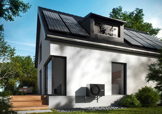 Bei der Außeneinheit einer Luft-WasserWärmepumpe werden Ventilator und Lüftungsöffnung geprüft, um einen reibungslosen Luftwechsel sicherzustellen.