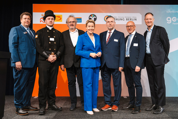 Von links: Stephan Ziemann (Dachdecker), Maximilian Valentin (Schornsteinfeger), Thomas Lundt (KFZ), Senatorin Franziska Giffey, Carsten Joschko (Elektro), Andreas Schuh (SHK), Dr. Mario Tobias (Messe Berlin).