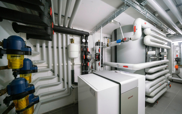 Warmwasserbereitung mit Wärmepumpe: Gut gedämmte Leitungen und sauber ­eingebundene Komponenten reduzieren ­Bereitschaftsverluste – und helfen, dass die ­Wärmepumpe mit ­möglichst niedrigen Temperaturen effizient arbeiten kann.