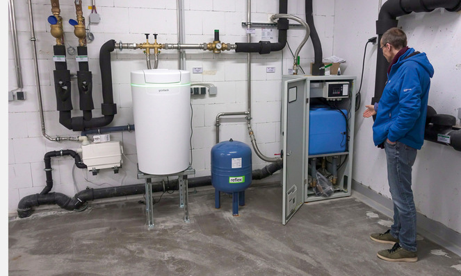 Zentrale der Wasserverteilung im Untergeschoss der Carderie. Rechts die Regenzentrale, ein Schaltschrank mit Vorlagebehälter (blau), darunter zwei Kreiselpumpen. Zusätzlich integriert ist die DIN-gerechte Trinkwasser­nachspeisung mit freiem Auslauf in den Vorlagebehälter.