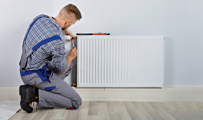 Durch den Austausch einzelner Heizkörper lässt sich die Effizienz positiv beeinflussen. Moderne Radiatoren oder Konvektoren können die gleiche Wärmemenge bei geringerer Vorlauftemperatur an den Raum übergeben.