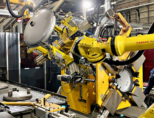 Automatisierte Fertigung: Der Schweißroboter bearbeitet den Speicherbehälter präzise und wiederholgenau.