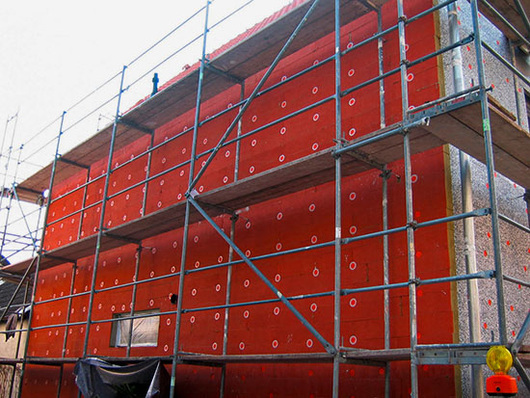 Auch die relativ kleinen Mauerwerksanker haben einen Einfluss auf den U-Wert 
einer Außenwand.
