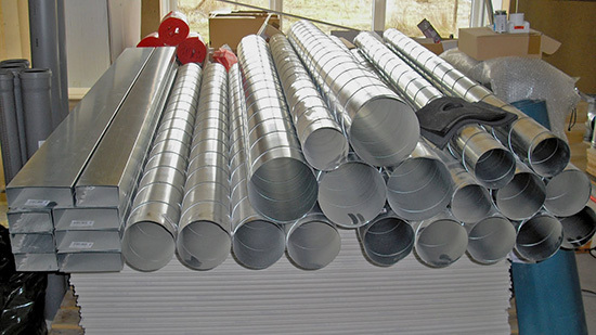 Bausätze mit unterschiedlichen Kanaltypen werden an die Baustelle geliefert
(Bild: Gerlach)
