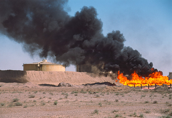 Extrem uneffiziente Verbrennung, wobei ein Teil des brennbaren Kohlenstoffs 
ohne Sauerstoff bleibt und als Ruß sichtbar wird
