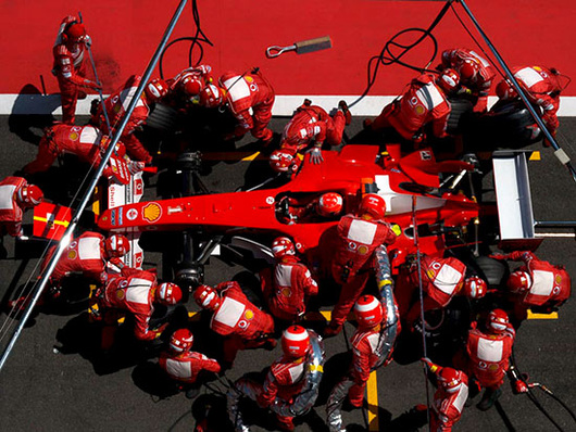 Zur optimalen Vorbereitung gehört bei einem Rennfahrzeug auch die Abstimmung 
auf die jeweilige Strecke in der Boxengasse.
