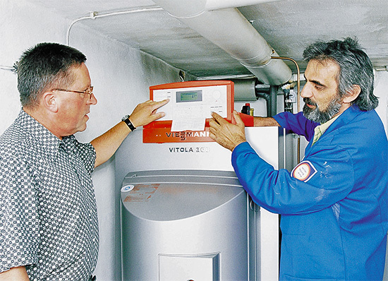 Dabei werden nicht nur die Leitungen gecheckt, sonder die gesamte Anlage 
untersucht
(Bild: Viessmann)
