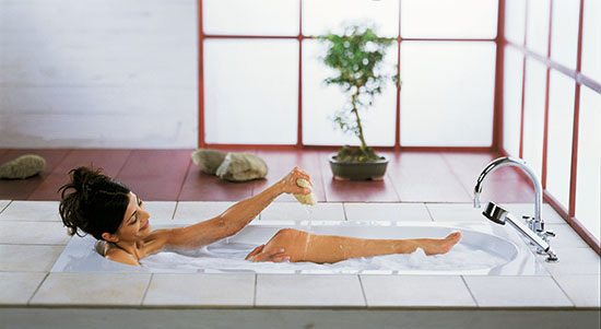 Entspannt relaxen: Die richtigen Entnahmearmaturen sorgen für Sicherheit
(Bild: Villeroy & Boch)
